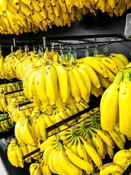 水果区附近一家超市里陈列的香蕉。提到产品展示和创造性的视觉商品，日常用品是便宜的，但对健康有好处。图片下载
