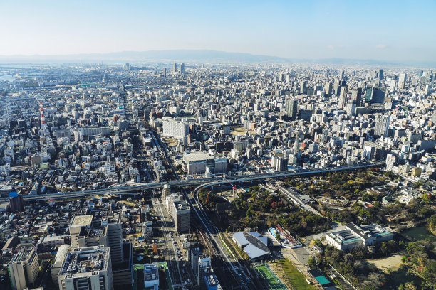 蓝色的天空和日本的城市景观图片下载