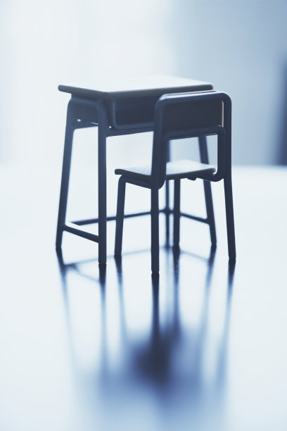 微型课桌椅图片下载