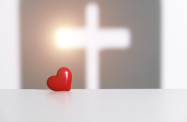 宗教十字架阴影和白底红心图片下载