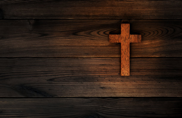 木制背景上的宗教十字架图片下载