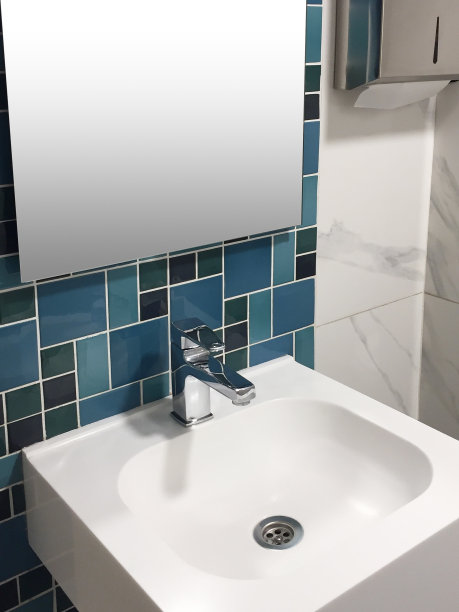 浴室，浴室水槽和水龙头与镜子图片下载