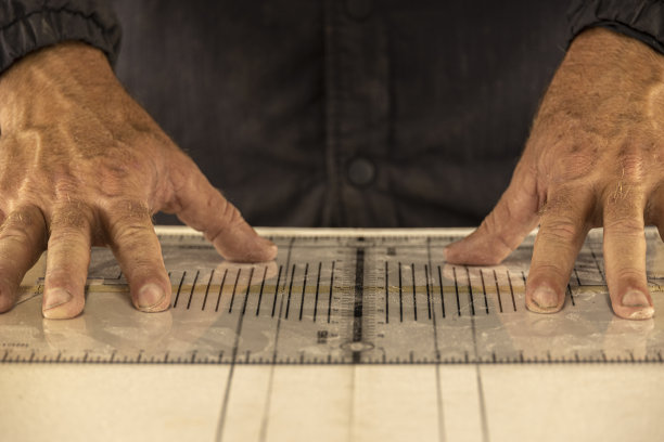 工匠冲浪板成型细节手接近图片下载