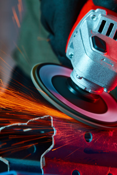 工人用磨床切割钢材图片下载