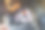 近距离的手拿棉花糖棒在火图片下载