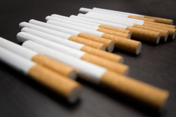 棕色背景的香烟。图片下载