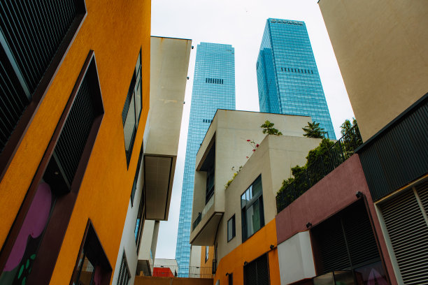 通过住宅公寓看商业写字楼图片下载