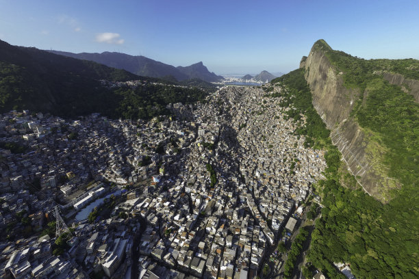 巴西里约热内卢的Rocinha，南美洲最大的贫民窟图片下载