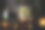 餐馆里的年轻女商人。自由职业者女孩剪影在咖啡馆的笔记本电脑上工作。图片下载