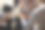 三个朋友在餐厅聊天喝茶。商务同事在下班后开会或在咖啡馆休息时。抽象照片聚焦茶杯。图片下载