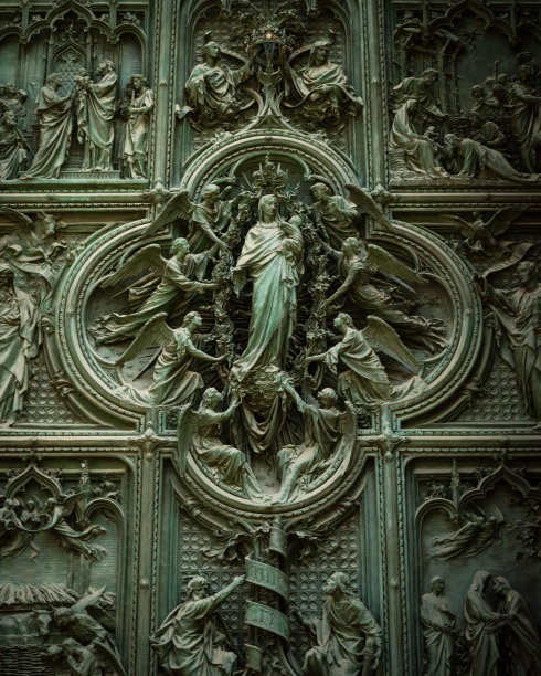 宏伟的大教堂在米兰大教堂的大门细节图片下载