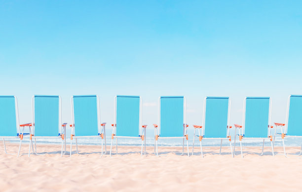 蓝色沙滩椅对着大海的3D渲染插图图片下载