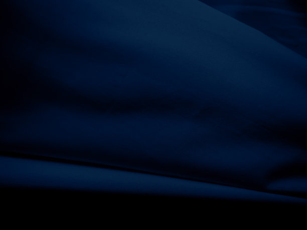 织物质地蓝色布背景，图案材料棉麻帆布，光抽象服装形状时尚纺织黑色光滑的颜色，暗海军缎面背景图片下载