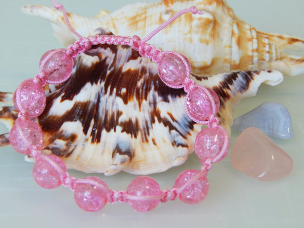 白色手镯上的嬉皮粉手镯图片下载