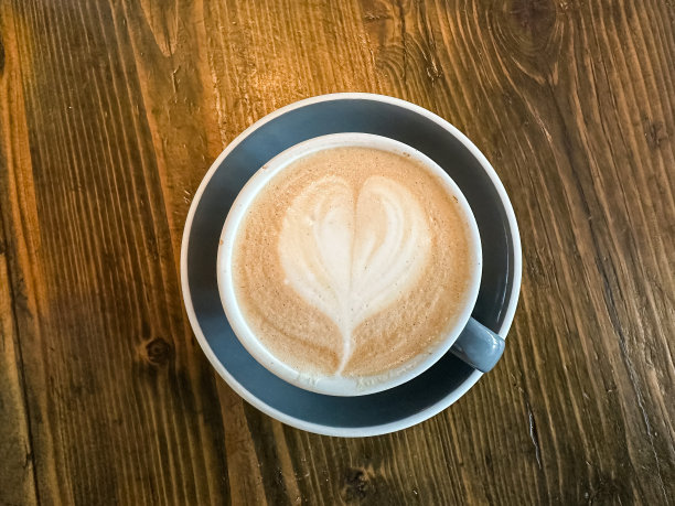 木桌上的一杯拿铁咖啡图片下载