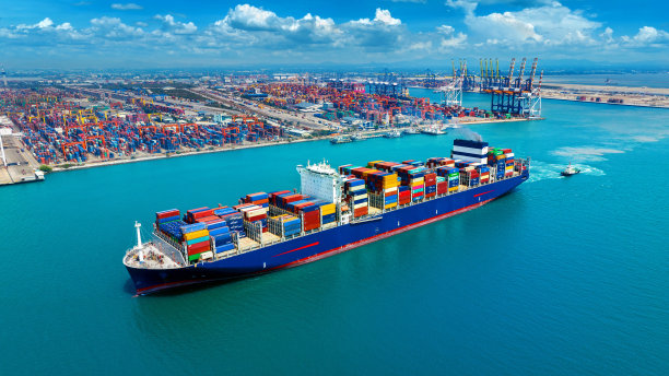 载运集装箱的货船在货场港附近进行进出口作业的鸟瞰图。图片下载