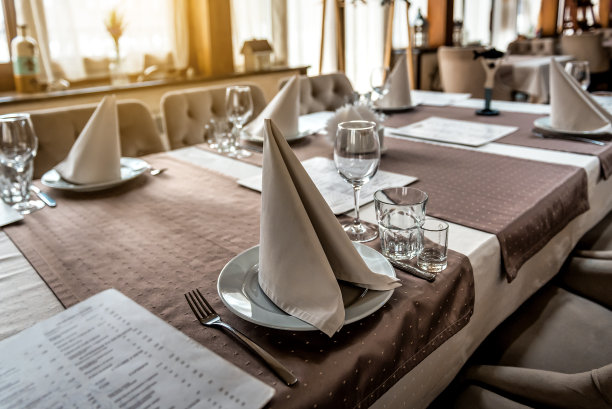 玻璃杯，花叉，刀在餐厅内舒适的晚餐图片下载