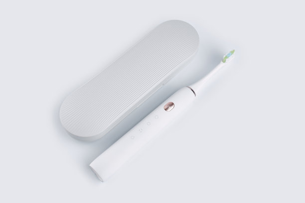 智能电动牙刷。现代保健技术。健康的牙齿。牙医。专业口腔护理理念，使用超声波智能牙刷呵护牙齿健康。图片下载