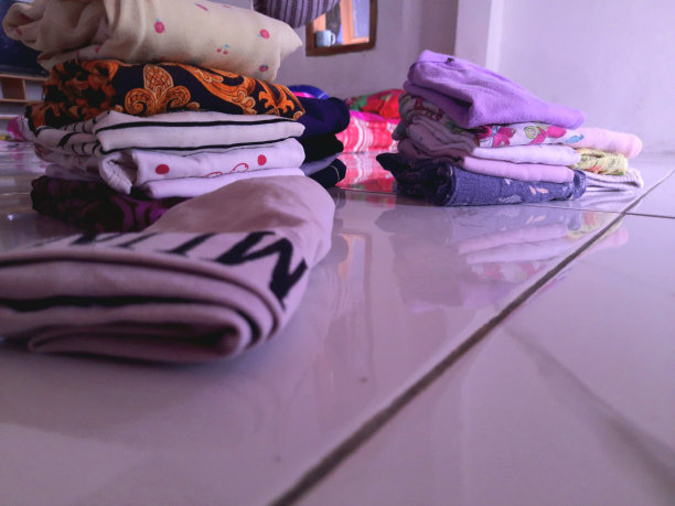 叠好的衣服堆图片下载