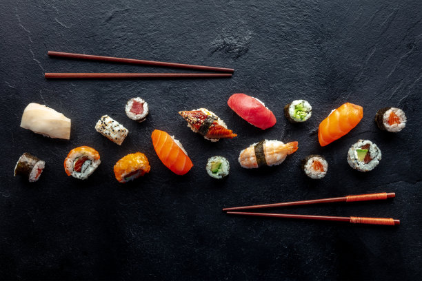 寿司头顶用筷子平拍。面包卷、寿司、握寿司等图片下载