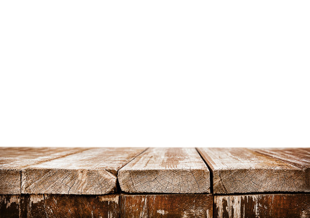 白色背景突出了木质桌面和老化的木板表面。展示产品图片下载