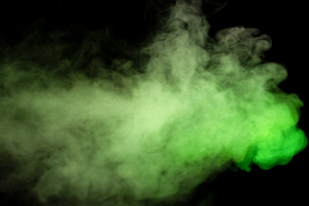 黑色背景上的绿色和白色蒸汽。图片下载