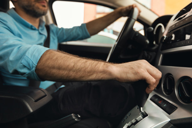 面目全非的男人在城里开着新车图片下载