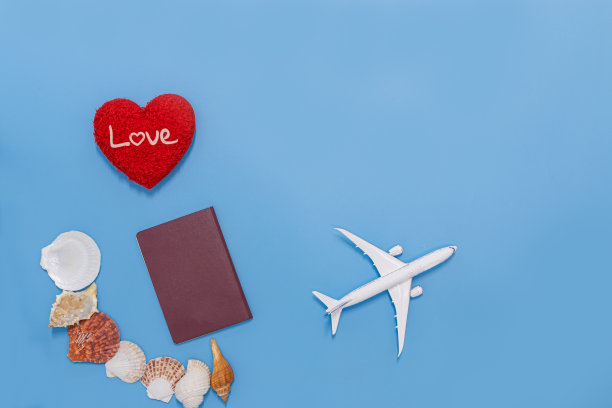 假日蓝色背景与红色心形，贝壳，护照。图片下载