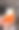 酒吧里的酒保把新鲜的啤酒倒进玻璃杯里图片下载