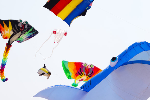 2023年2月26日“2023年芭堤雅国际沙滩风筝”五彩缤纷的风筝在天空中令人眼花缭乱。许多游客喜欢放风筝和仰望天空。芭堤雅海滩，春武里，泰国。图片下载