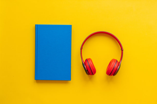 有声书的概念-书和耳机附近。平铺，俯视图图片下载
