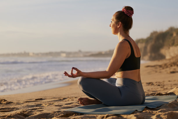 日出时，女人在海边沉思图片下载