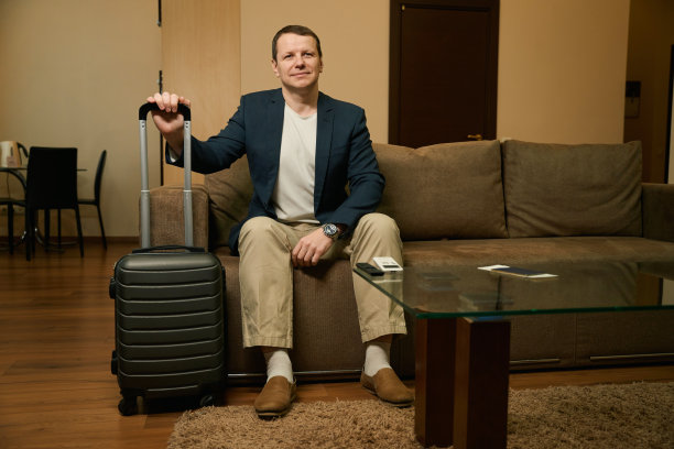 愉快的旅行者正在旅馆的房间里休息图片下载