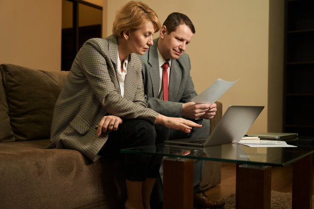 伙伴们坐在休闲区的沙发上图片下载