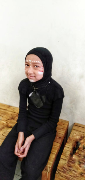 脸上涂了彩妆的女孩。图片下载