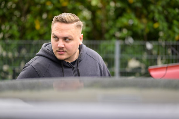 站在车旁的年轻人图片下载