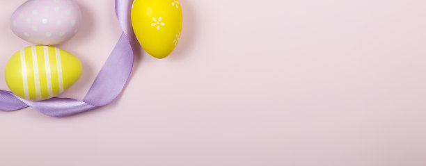复活节快乐。节日背景与粉红色复活节彩蛋装饰的颜色背景图片下载