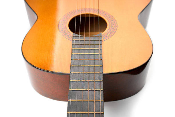 白色背景上的木吉他。乐器。图片下载