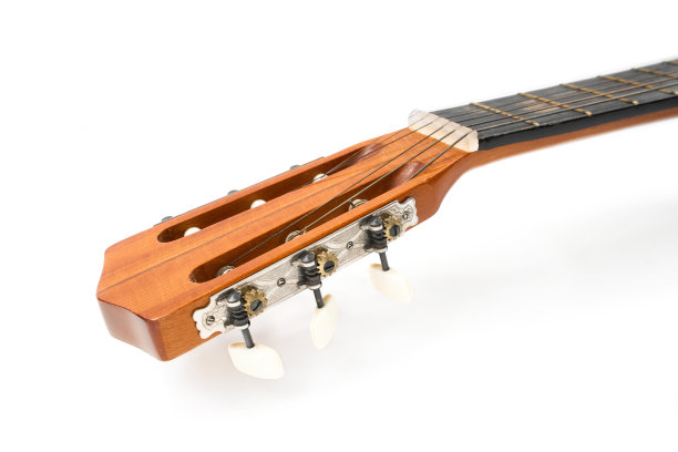 白色背景上的木吉他。乐器。图片下载