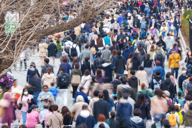 上野车站前拥挤的上野公园，游客，入境，樱花节图片下载