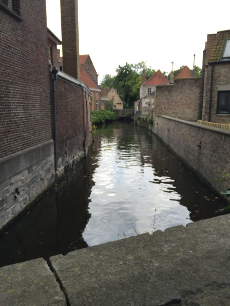 来自布鲁日街头的照片。街道、城镇广场、教堂、河流等。图片下载