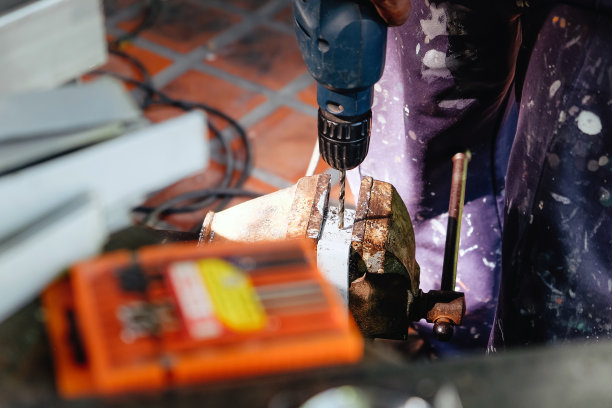 在钻床上工作的金属工人图片下载