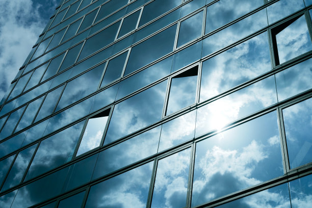 蓝天映照在办公楼的窗户上图片下载