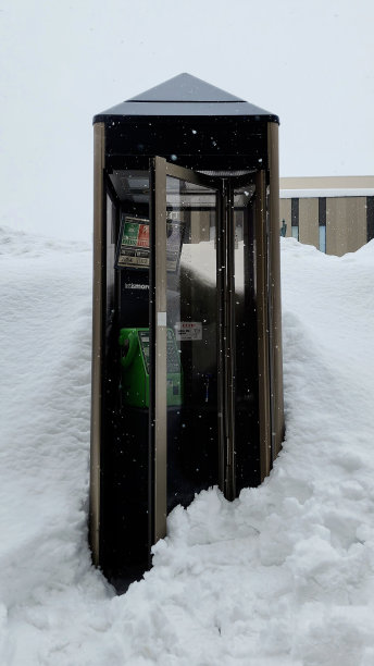 电话亭被雪覆盖着图片下载