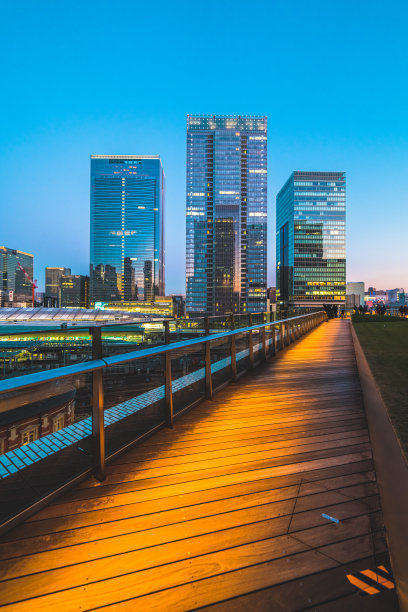 东京商业区夜间的办公园区图片下载