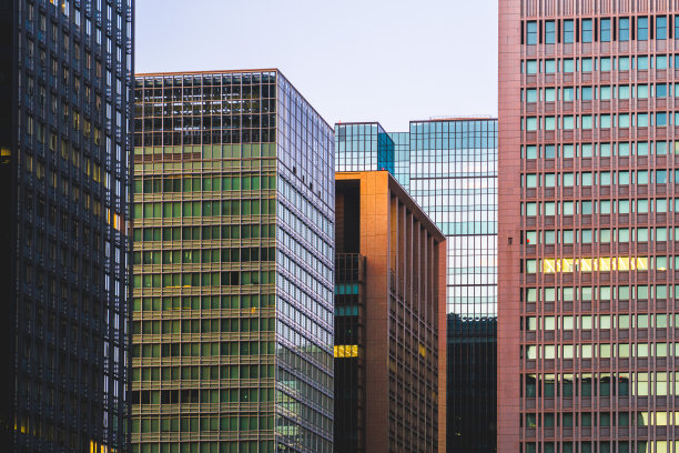 东京丸之内的摩天大楼区图片下载