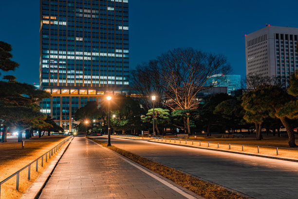 东京千代田夜晚的空砖人行道图片下载