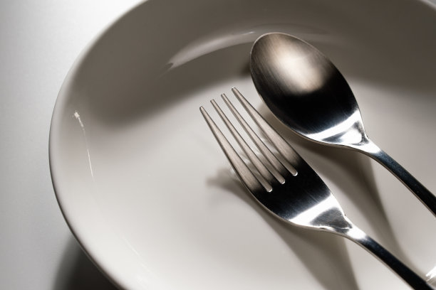 白色背景上的叉子和勺子图片下载