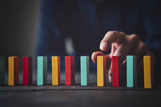 彩色多米诺骨牌和男性手图片下载