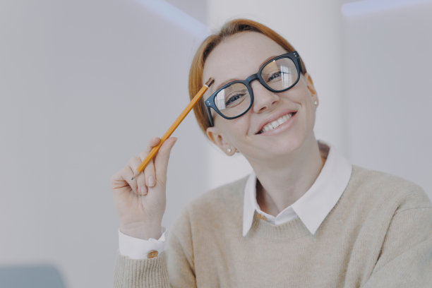 满意的女孩正在学习，阅读和做笔记。远程学习或远程工作的概念。图片下载
